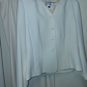 Le Suit Women's Classic Cream Blazer And Matching Skirt  Suit Needs Drycleaning